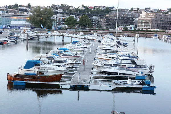 Yacht parcheggiati in una baia — Foto Stock