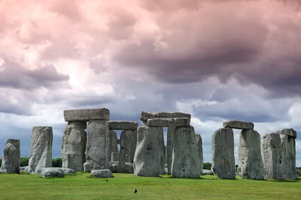 Stonehenge történelmi helyszínen felhő-ég alatt zöld füvön. Stonehe — Stock Fotó