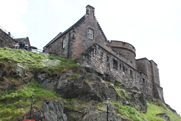 Το κάστρο του Εδιμβούργου σε βράχο του κάστρου στο Εδιμβούργο, Σκωτία, Ηνωμένο Βασίλειο — Φωτογραφία Αρχείου