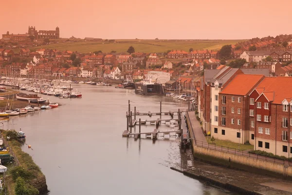 Schilderachtig uitzicht van whitby stad met boten op esk rivier, north yorkshire, Engeland — Stockfoto