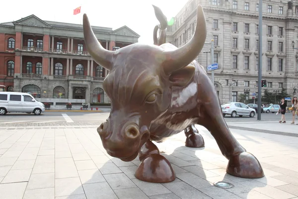 "Charging Bull "en Shanghai Bund Financial Plaza, diseñado por el famoso escultor Arturo Di Modica. China. . — Foto de Stock