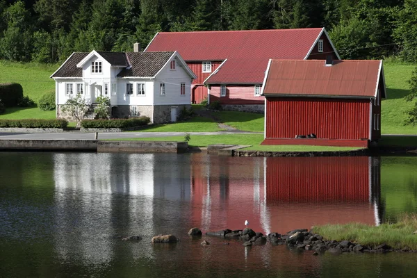 偏僻的房子里，在海岸，挪威 — 图库照片
