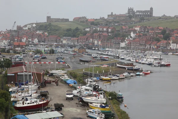 Vista panoramica della città di Whitby con barche sul fiume Esk, North Yorkshire, Inghilterra — Foto Stock