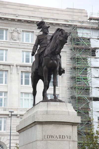 Una statua commemorativa del re Edoardo VII di Gran Bretagna fuori dagli edifici del fegato, Liverpool, Regno Unito — Foto Stock