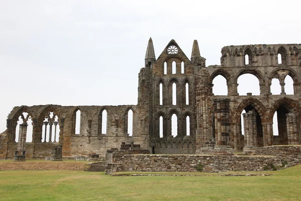 Ruinerna av whitby abbey, yorkshire, england — Stockfoto