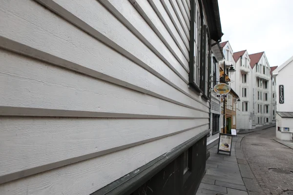 Calle con casas blancas en el casco antiguo de Stavanger, Noruega — Foto de Stock