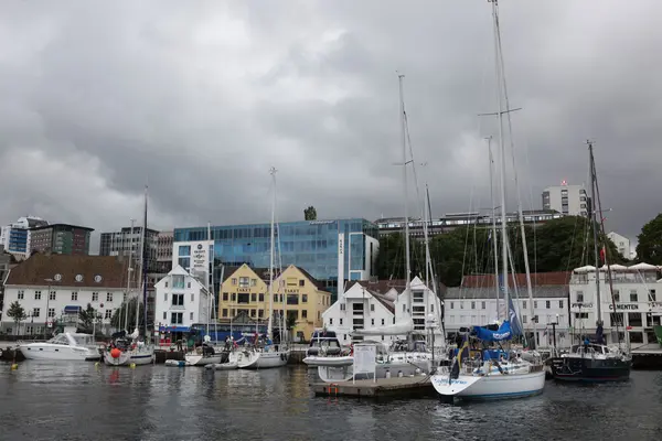 Eski tarz evler Stavanger, Norveç ile liman — Stok fotoğraf