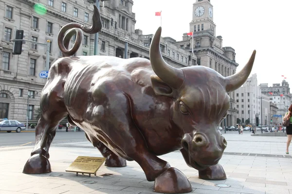 "Töltés Bull "a Shanghai Bund pénzügyi Plaza által tervezett híres szobrászművész Arturo di Modica. Kína. — Stock Fotó