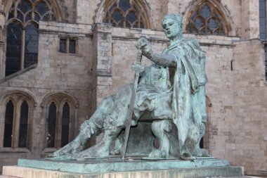 Konstantin bronz heykeli ben dışında İngiltere'de york minster
