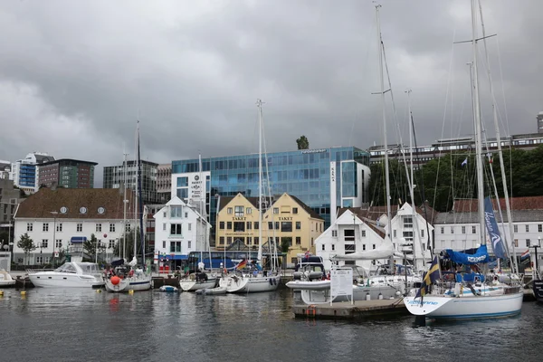 Eski tarz evler Stavanger, Norveç ile liman — Stok fotoğraf