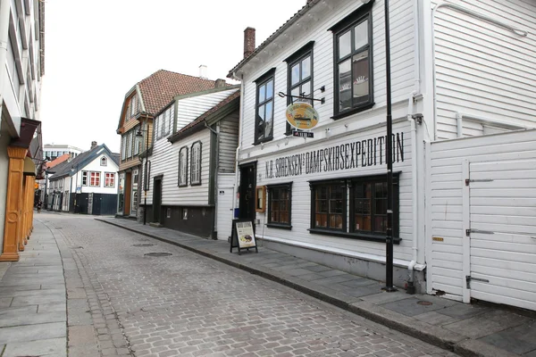 Straße mit weißen Häusern in der Altstadt von Stavanger, Norwegen — Stockfoto
