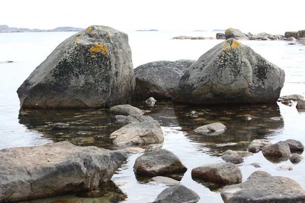 Riva rocciosa in Norvegia — Foto Stock