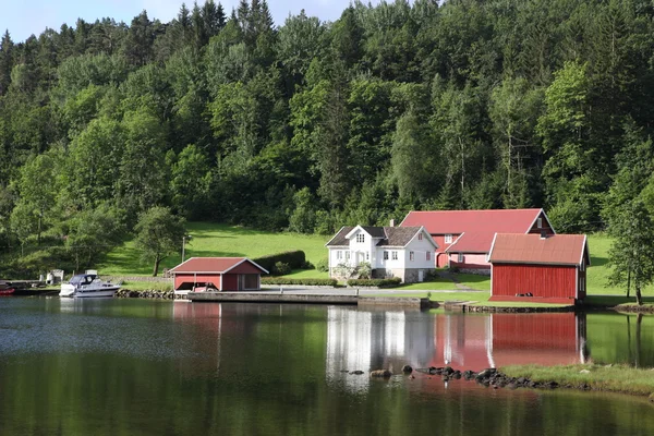 Yalnız ev deniz kenarı, Norveç — Stok fotoğraf