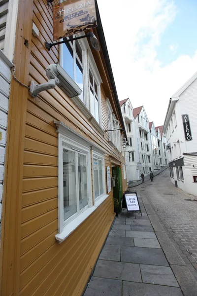 Stavanger, Norveç eski bölümü beyaz evler sokak — Stok fotoğraf