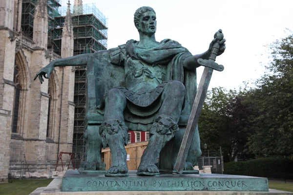 Une statue en bronze de Constantin Ier à l'extérieur du York Minster en Angleterre — Photo