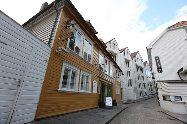 Straße mit weißen Häusern in der Altstadt von Stavanger, Norwegen — Stockfoto