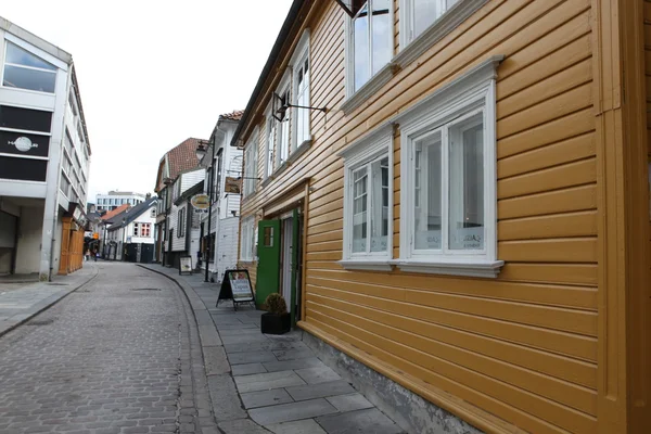 Stavanger, Norveç eski bölümü beyaz evler sokak — Stok fotoğraf