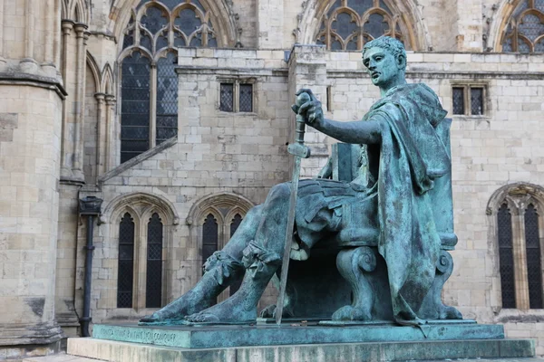 Бронзовая статуя Константина I возле Йоркского собора в Англии Стоковое Фото