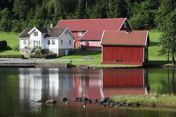 Einsames Haus an der Küste, Norwegen — Stockfoto