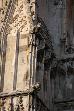 York Minster (İngiltere nin en büyük Ortaçağ kilise)