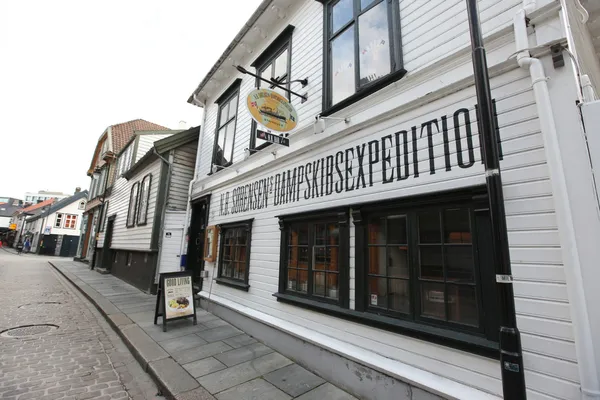 Rue avec maisons blanches dans la vieille ville de Stavanger, Norvège . — Photo