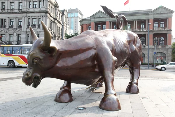 "Töltés Bull "a Shanghai Bund pénzügyi Plaza — Stock Fotó