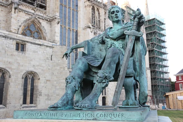 Uma estátua de bronze de Constantino I fora de York Minster na Inglaterra — Fotografia de Stock