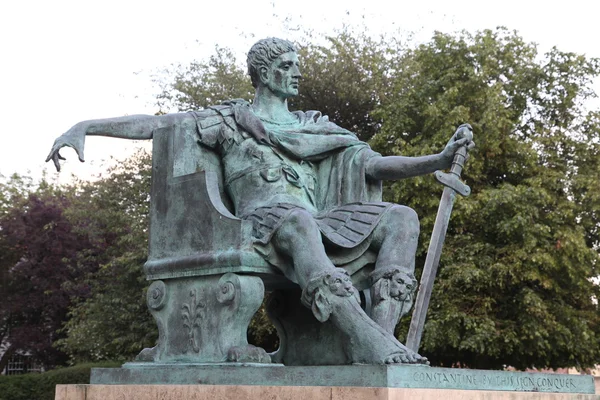 Una estatua de bronce de Constantino I fuera de York Minster en Inglaterra —  Fotos de Stock