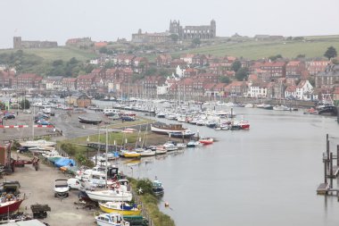 whitby şehir esk nehir, north yorkshire, İngiltere'de tekneler ile doğal görünümü