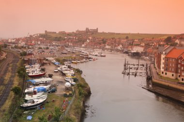 whitby şehir esk nehir, north yorkshire, İngiltere'de tekneler ile doğal görünümü