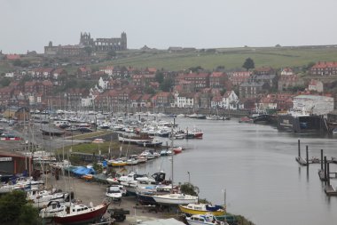 whitby şehir esk nehir, north yorkshire, İngiltere'de tekneler ile doğal görünümü