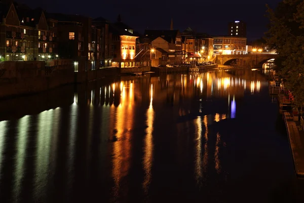 La rivière Ouse à York, Angleterre la nuit — Photo