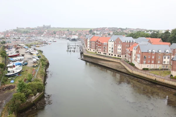 Schilderachtig uitzicht van whitby stad met boten op esk rivier, north yorkshire, Engeland — Stockfoto