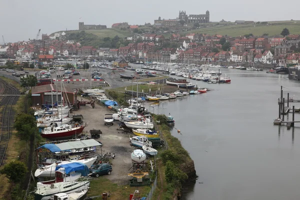 Schilderachtig uitzicht van whitby stad met boten op esk rivier, north yorkshire, Engeland — Stockfoto