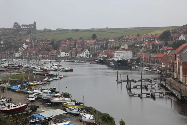 Schilderachtig uitzicht van whitby stad met boten op esk rivier, north yorkshire, Engeland — Stockfoto