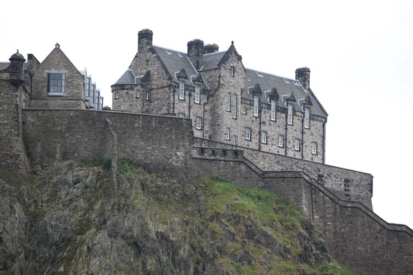 Castillo de Edimburgo en Castle Rock en Edimburgo, Escocia, Reino Unido — Foto de Stock