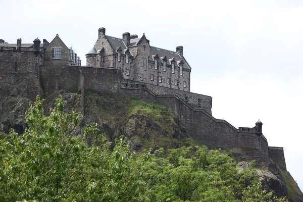 Edinburgh Castle on Castle Rock in Edinburgh, Scotland, UK — Stock Photo, Image