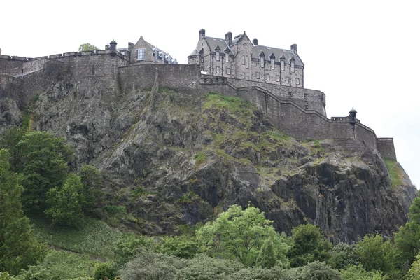 Edinburgh Castle on Castle Rock in Edinburgh, Scotland, UK — Stock Photo, Image