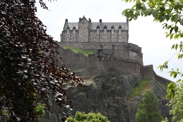 Эдинбургский замок на замке Рок в Эдинбурге, Шотландия, Великобритания — стоковое фото