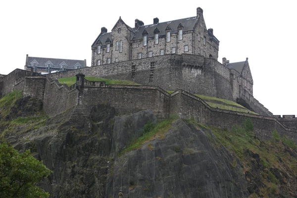 Kasteel van Edinburgh op kasteel rots in edinburgh, Schotland, Verenigd Koninkrijk — Stockfoto
