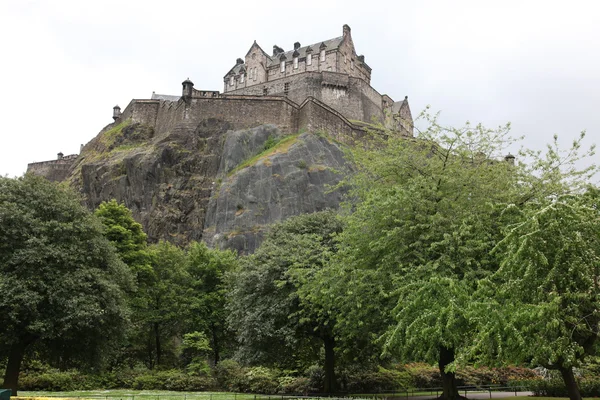 Castillo de Edimburgo en Castle Rock en Edimburgo, Escocia, Reino Unido — Foto de Stock