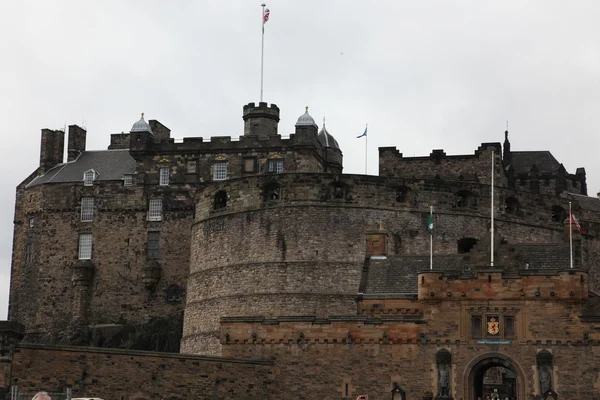 Edinburský hrad na skále hrad v Edinburghu, Skotsko, Velká Británie — Stock fotografie