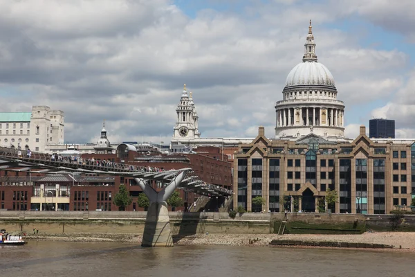 Katedra św. Pawła i Millennium Bridge w Londynie — Zdjęcie stockowe