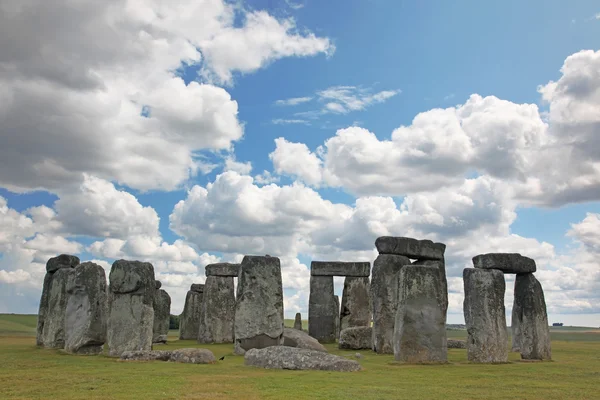 Stonehenge történelmi helyszínen, a zöld fű, kék ég alatt — Stock Fotó