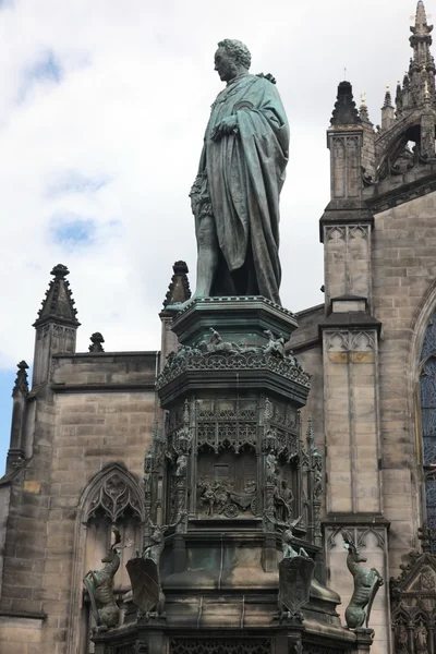 Estatua e iglesia en Edimburgo, Escocia — Foto de Stock