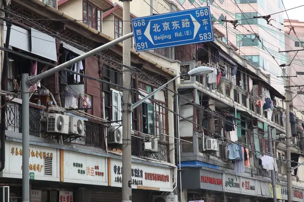 На улицах Шанхая, Китай — стоковое фото