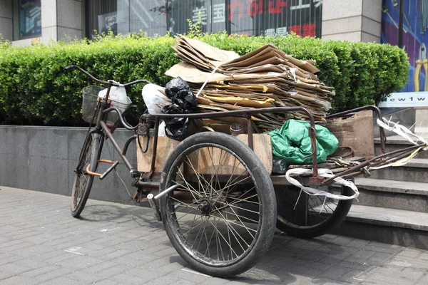 Fahrrad von Papier, Shanghai, China überladen — Stockfoto