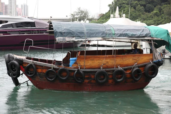 Парусная лодка в городе Азия, Гонконг — стоковое фото
