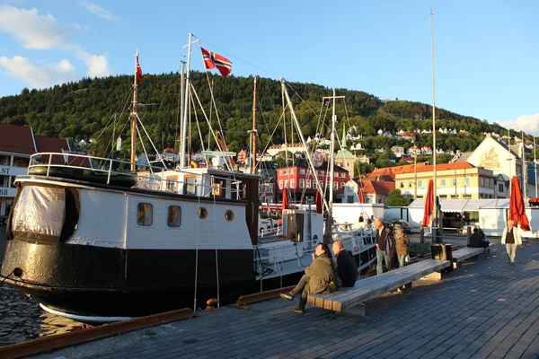 Plachetnice v přístavu Bergenu. Norsko — Stock fotografie