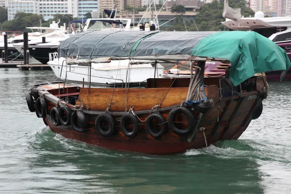 Barco à vela na cidade asiática, hong kong — Fotografia de Stock